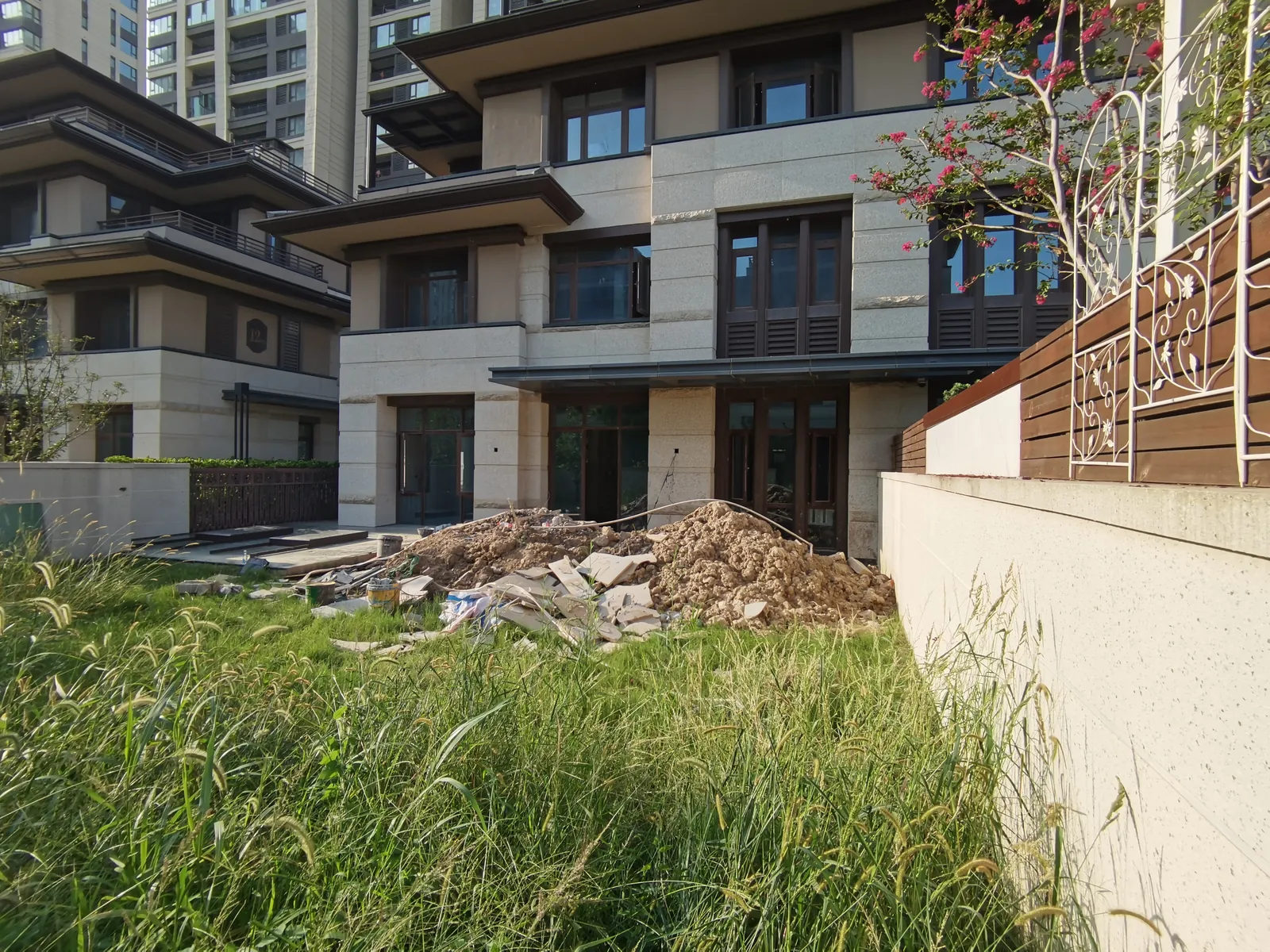 郑州兰乔圣菲原场地另一视角:围墙与建筑之间的花园边界。