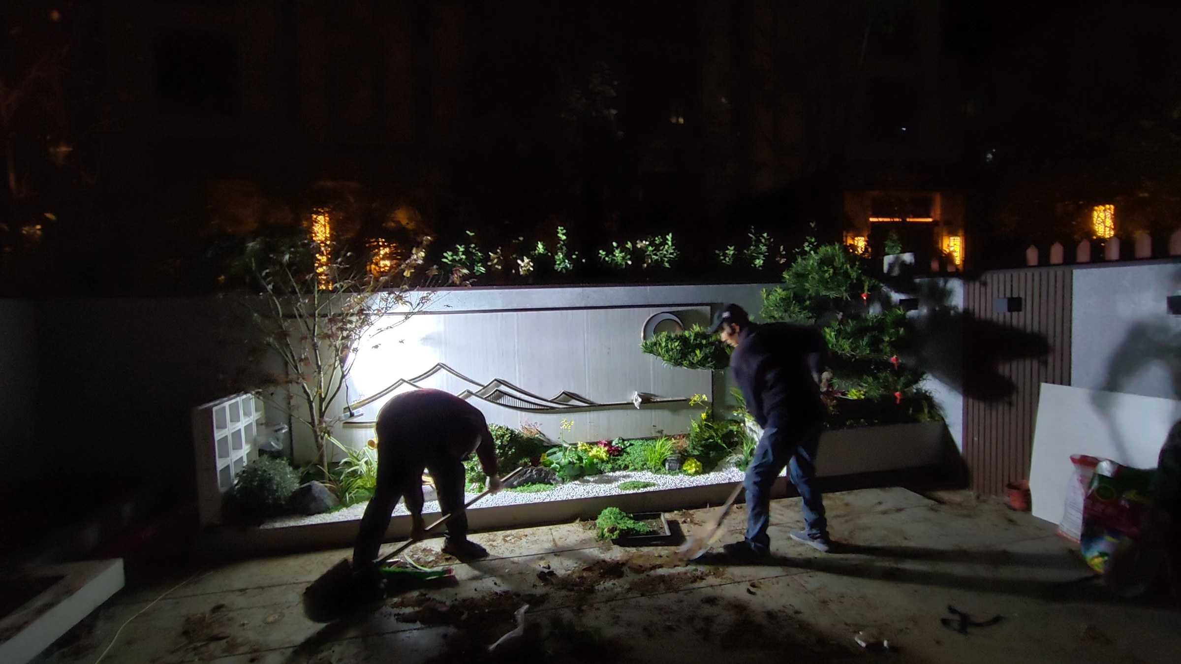 夜间施工现场记录|景墙前种植施工,现场尚有作业人员与未清理区域