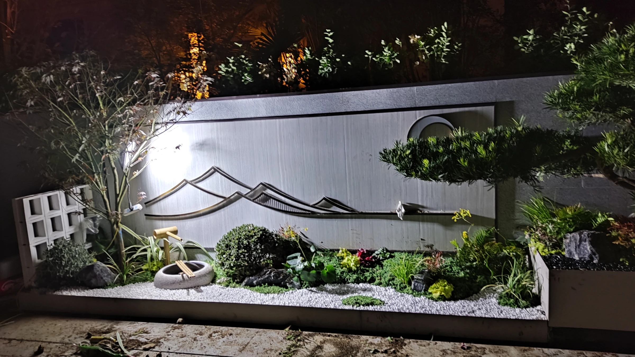 夜间现场实拍|山形线条、石钵、白色砾石与植物形成前后层次