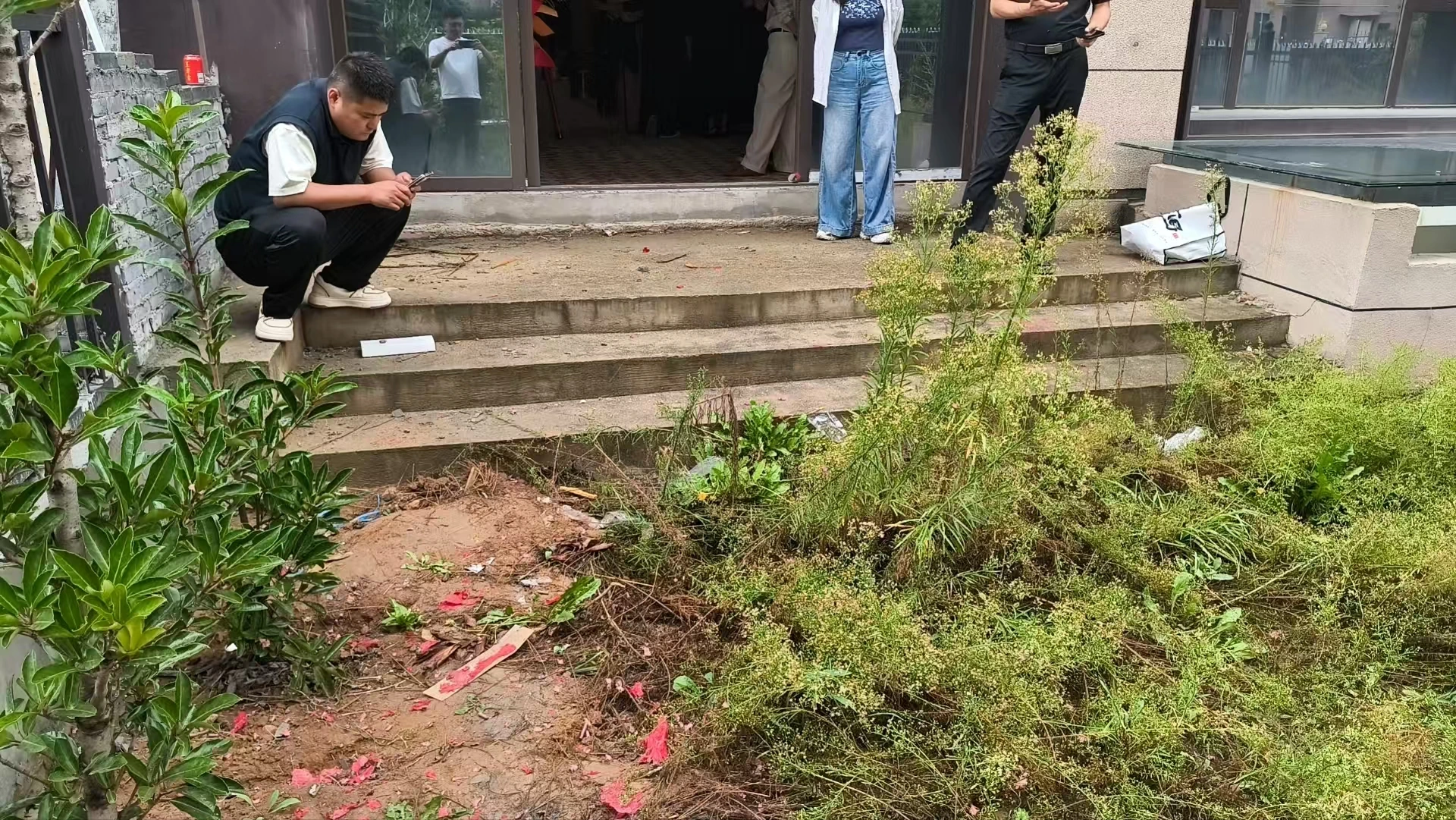 复尺现场:入口台阶和场地高差记录|设计前现场,非完工实景