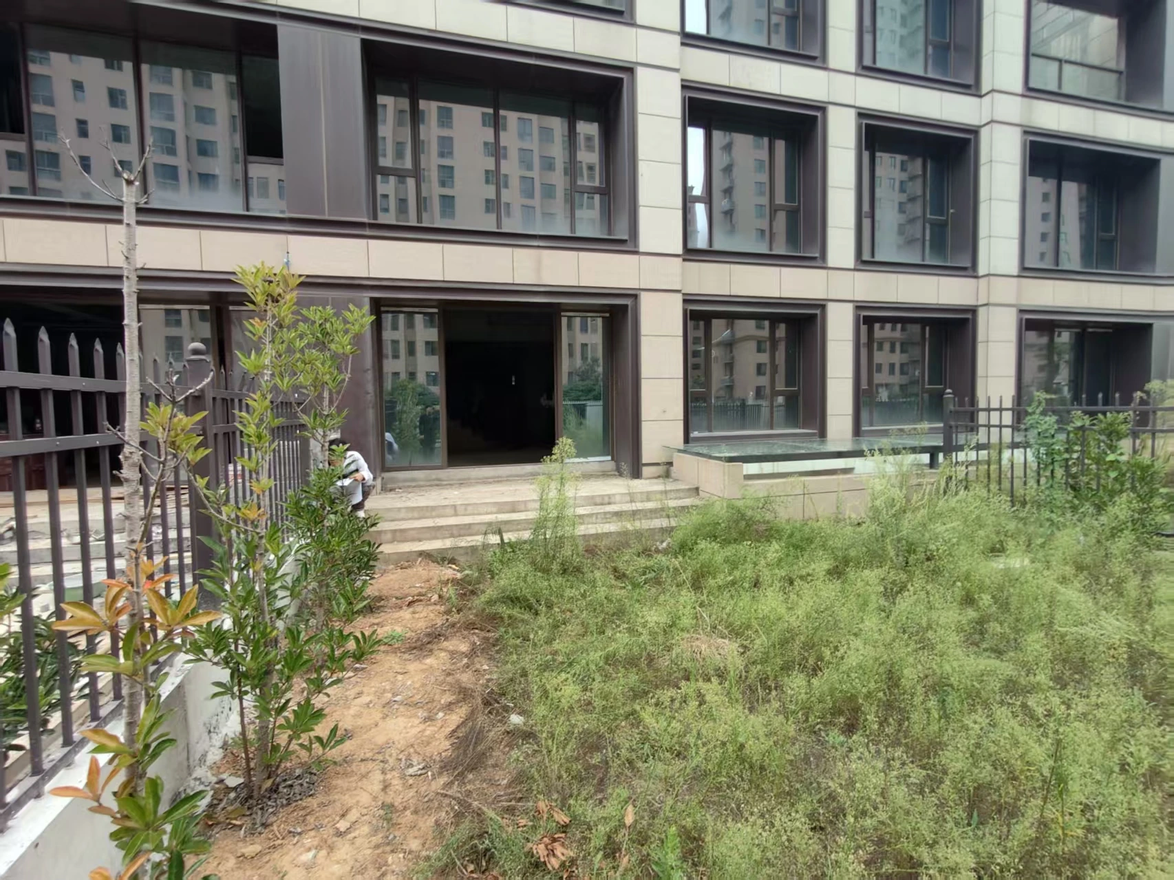 原场地:住宅开口、入口台阶与玻璃采光构筑物|设计前现场,非完工实景