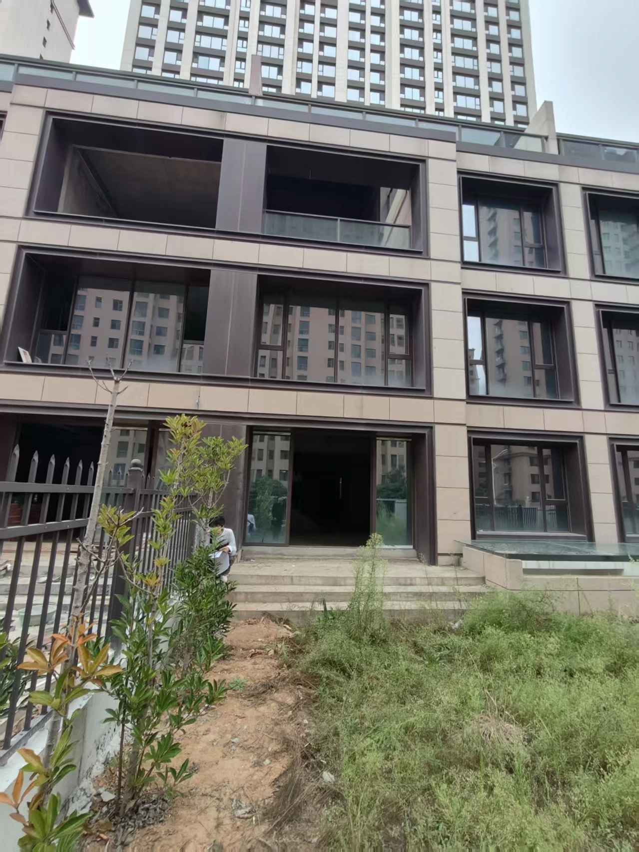 原场地:住宅立面与楼上露台位置|设计前现场,非完工实景