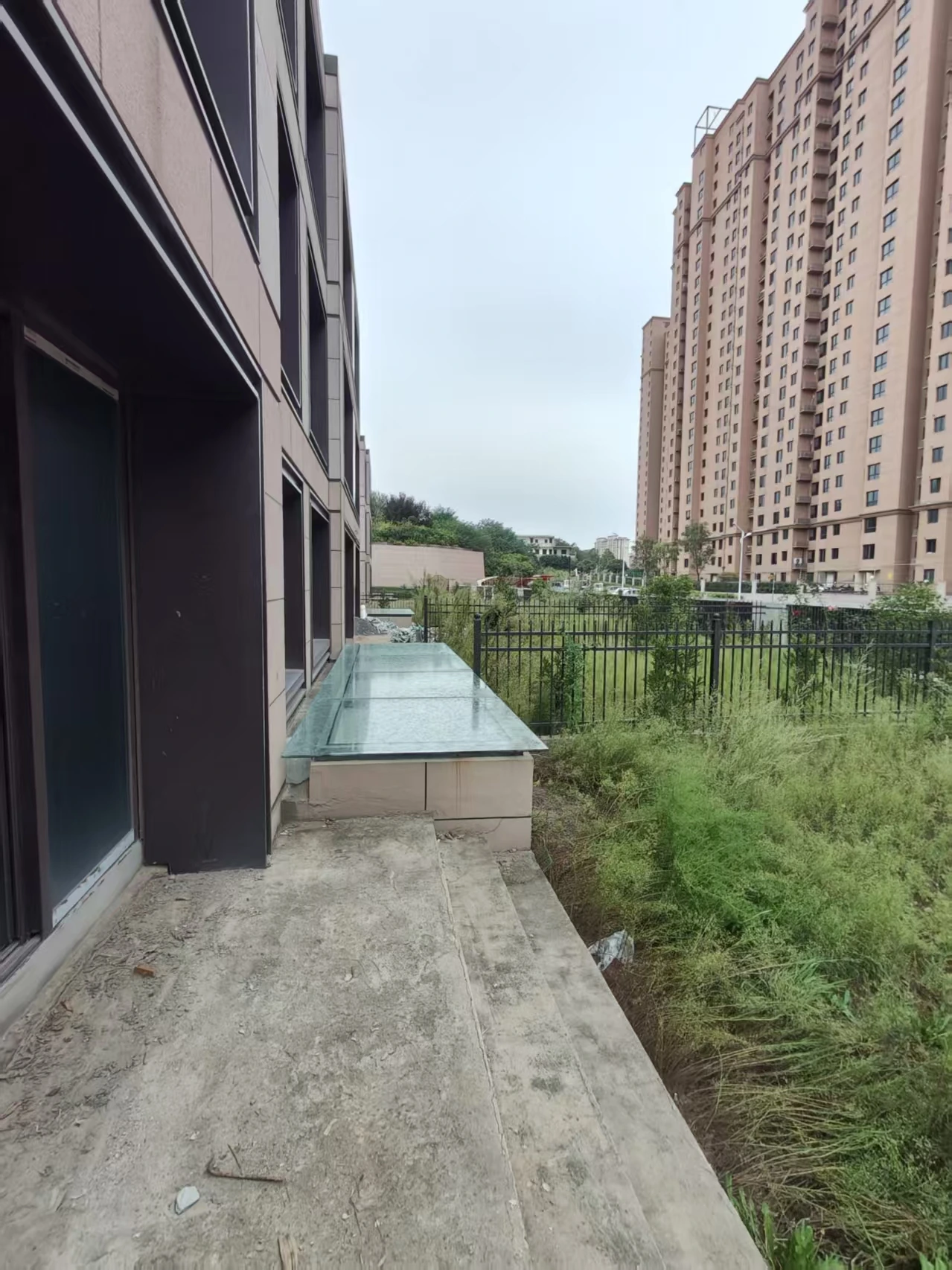 原场地:建筑边缘、台阶和玻璃构筑物|设计前现场,非完工实景