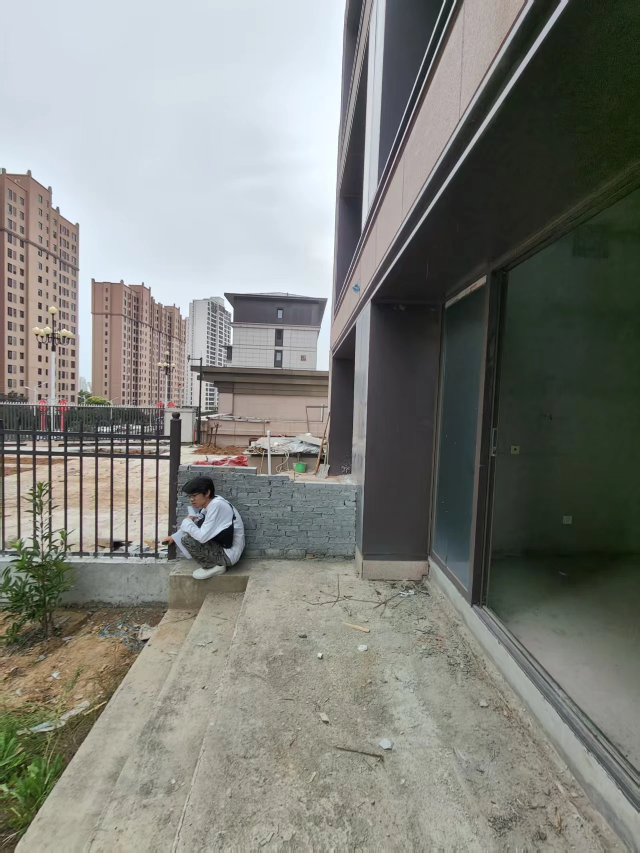 原场地:入口侧边与围栏衔接|设计前现场,非完工实景